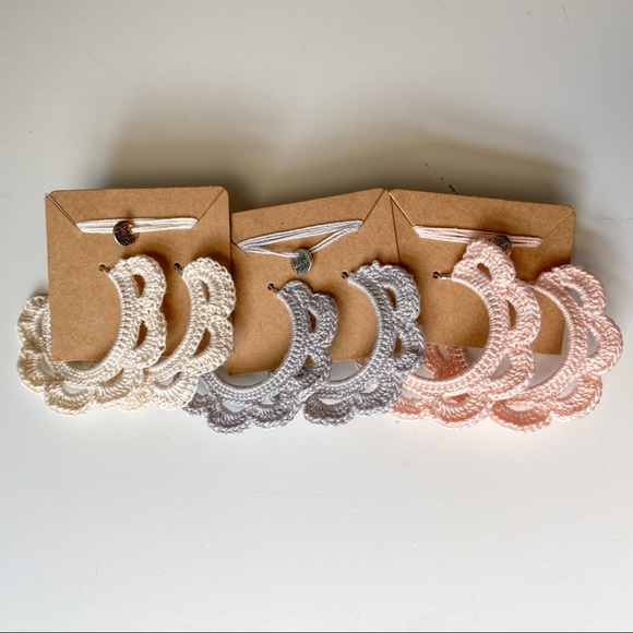 SOLD OUT Crochet Scalloped Edges Earrings - Picture 2 of 3